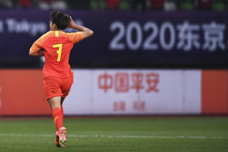 王霜是奥运女足历史上第三位单场至少打入4球的球员