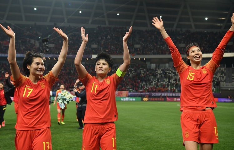 中国女足高中锋杨曼更新微博，为自己和球队加油