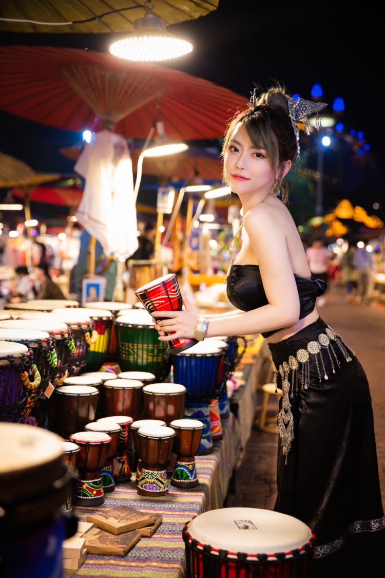 不说话的周姐真美周淑怡晒照傣妹套装新皮肤