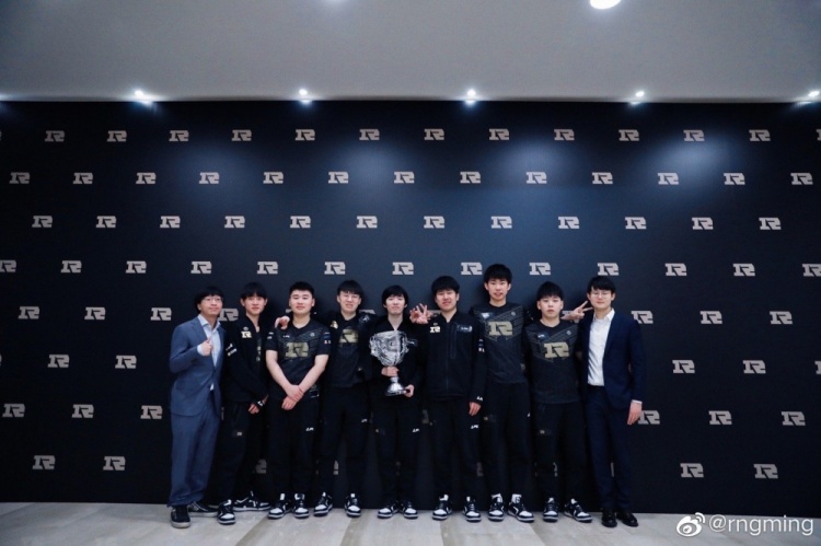 赛后rng辅助ming更新了队员合照,并配文:谢谢大家