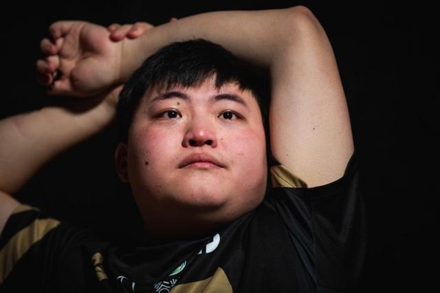 rng逆袭夺冠uzi微博被骂没有你的rng猛的像条腾飞的巨龙