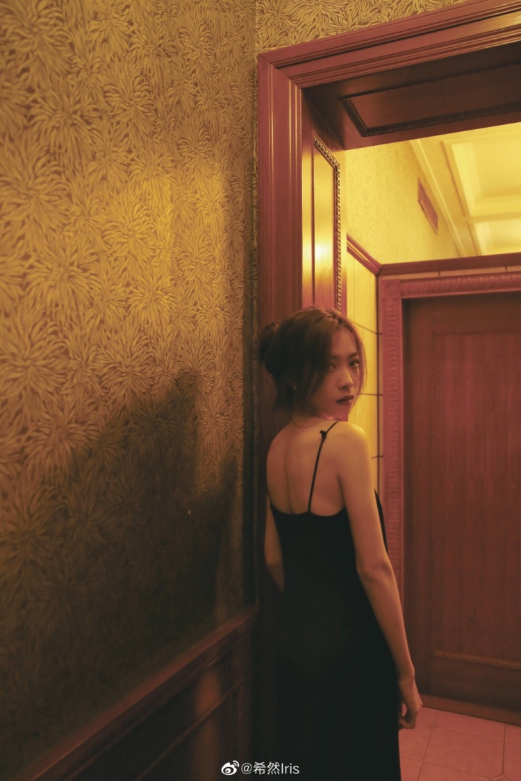 lpl官方主持希然晒照80年代的复古色调04