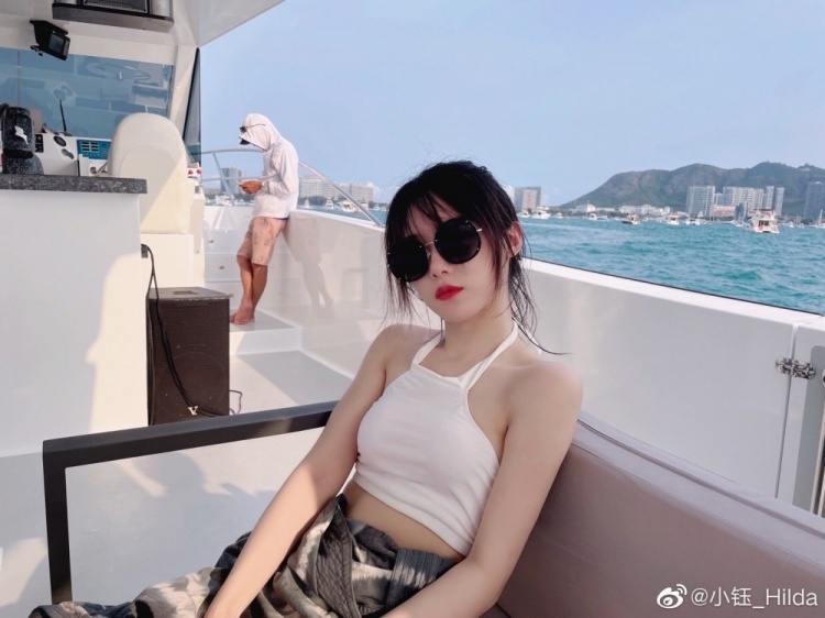 lpl主持小钰晒出行照快乐出海