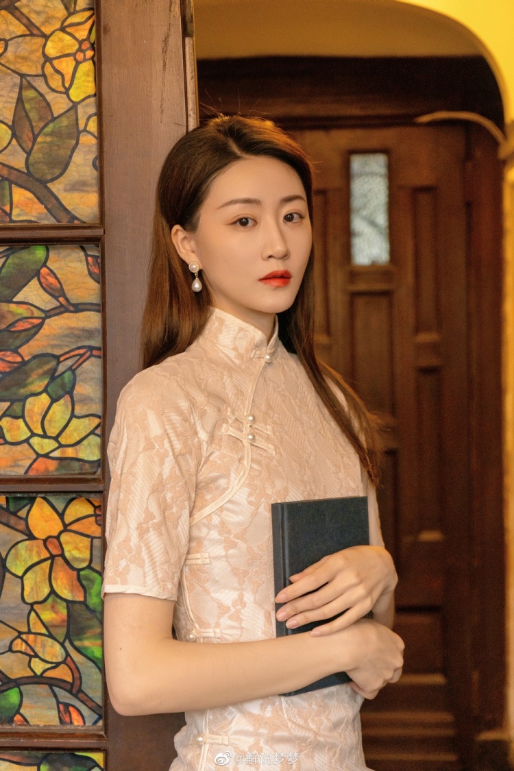 kpl解说梦梦晒照锦袍素雅身段娇春风拂柳展妖娆