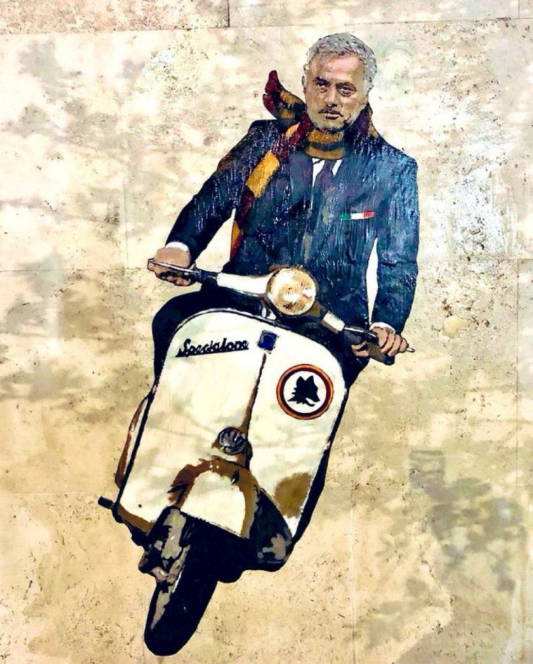 骑着心爱的小摩托！穆里尼奥壁画出现在罗马街头