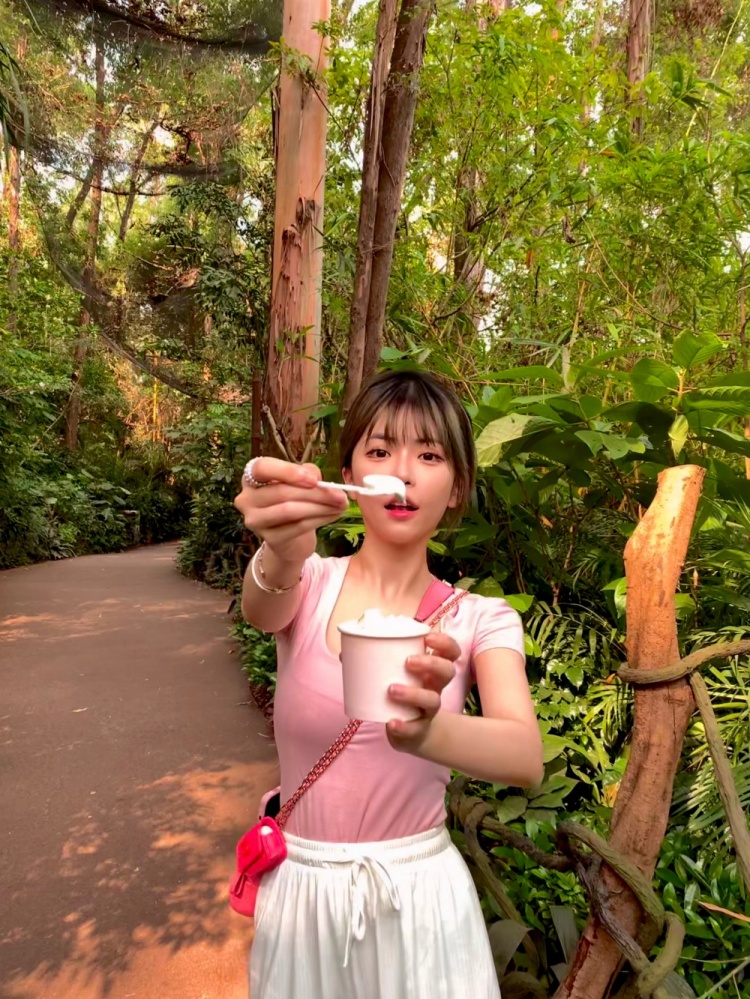 周淑怡微博晒旅游照动物园一日游