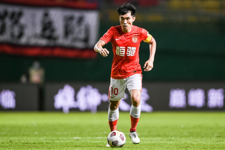 郑智以40岁零335天的年龄，刷新中国顶级联赛最年长出场纪录