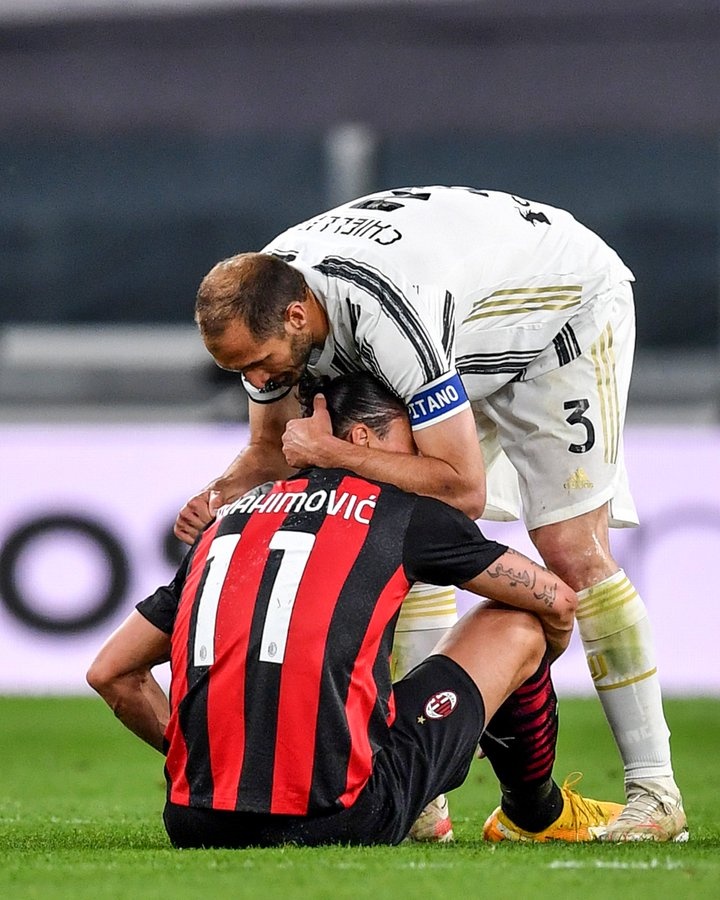 温馨一幕基耶利尼安慰受伤倒地的伊布