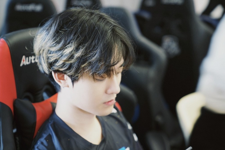 jdg工作人员晒选手mystic帅照京神小伙