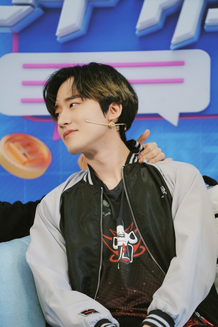 jdg工作人员晒选手mystic帅照京神小伙