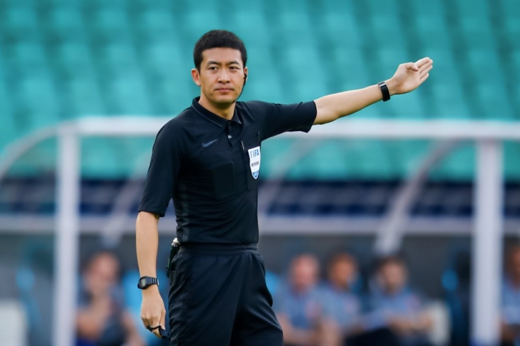 张雷十年前吹罚深圳队比赛后被降级一度失去中超的执法资格