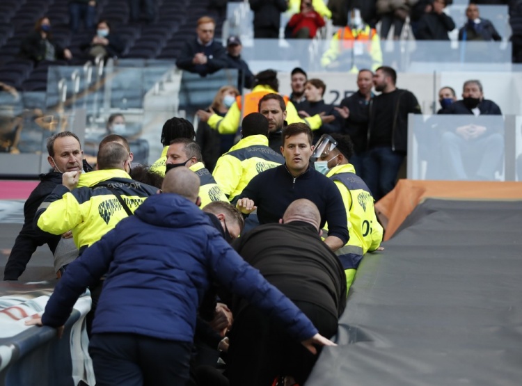 镜报：热刺输球后，场内球迷和工作人员发生冲突