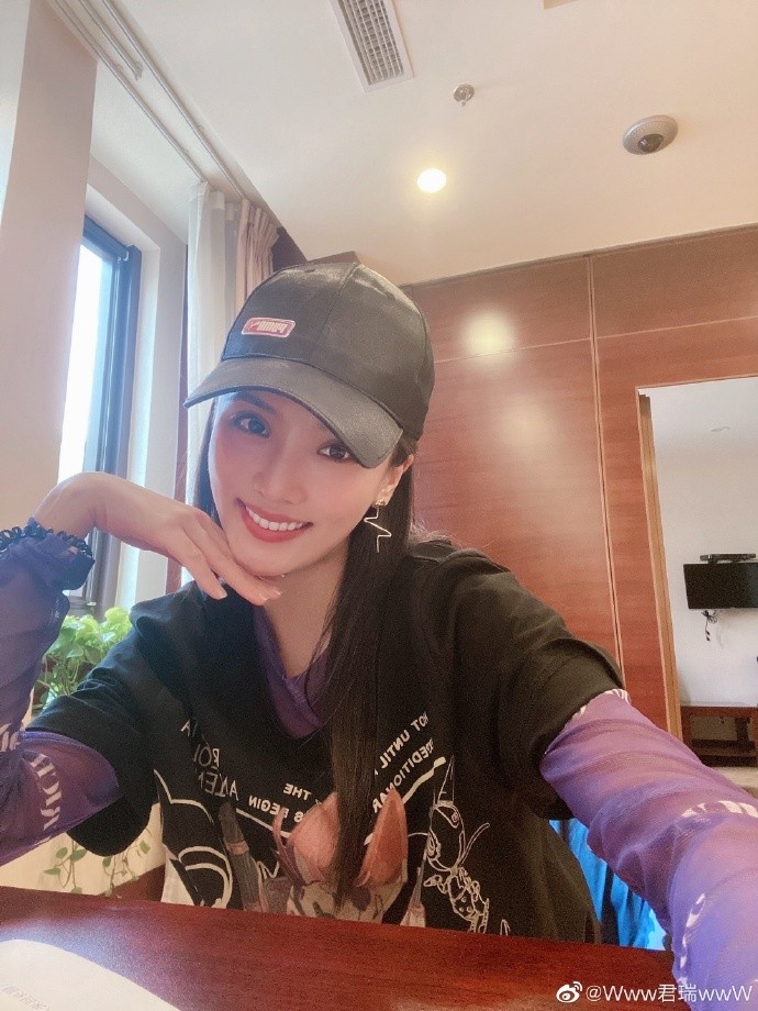 赵继伟与女友共进晚餐秀恩爱看完戏有幸邀请到女主一起就餐