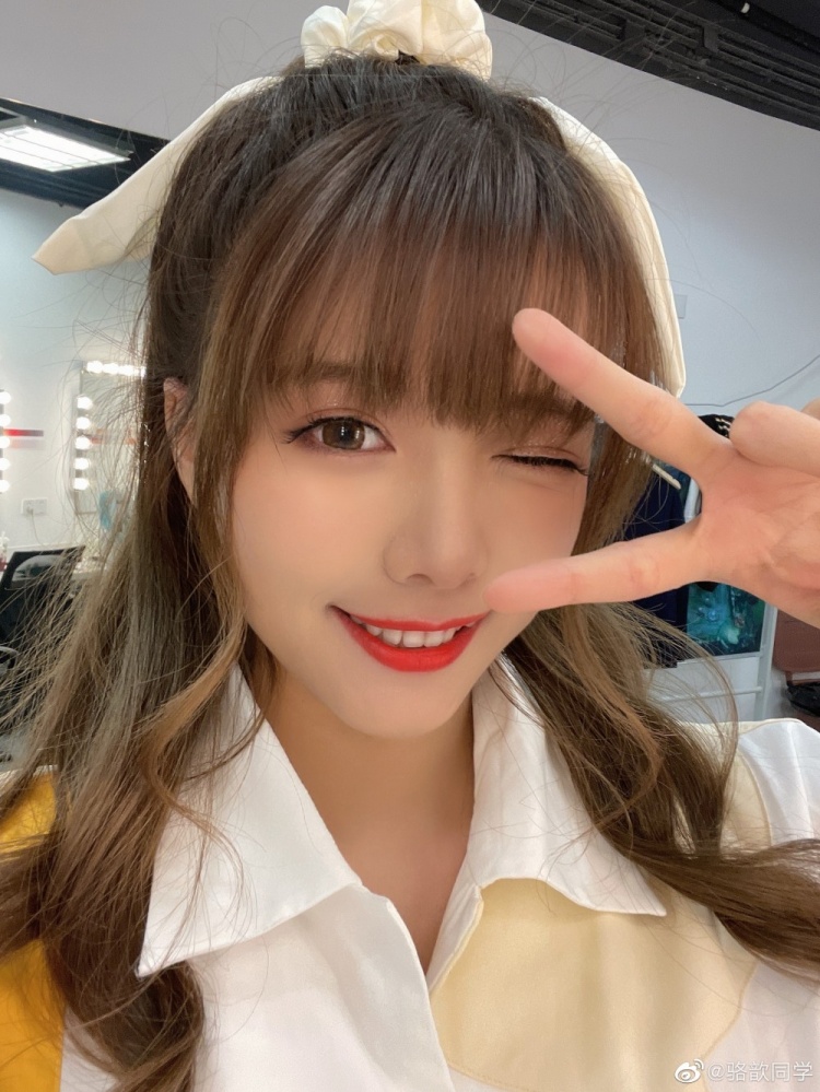 lpl主持人骆歆卖萌你午睡了吗我五岁了