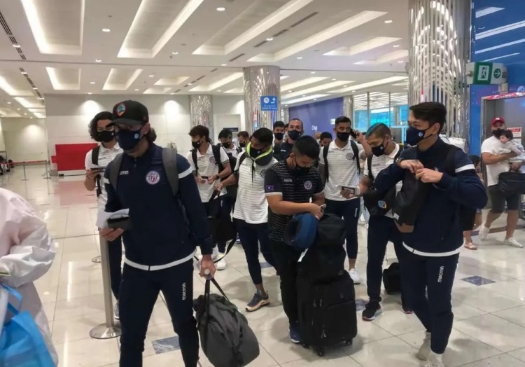【记者：中国足协也为同机的关岛队准备防疫装备，只是他们不愿穿】
