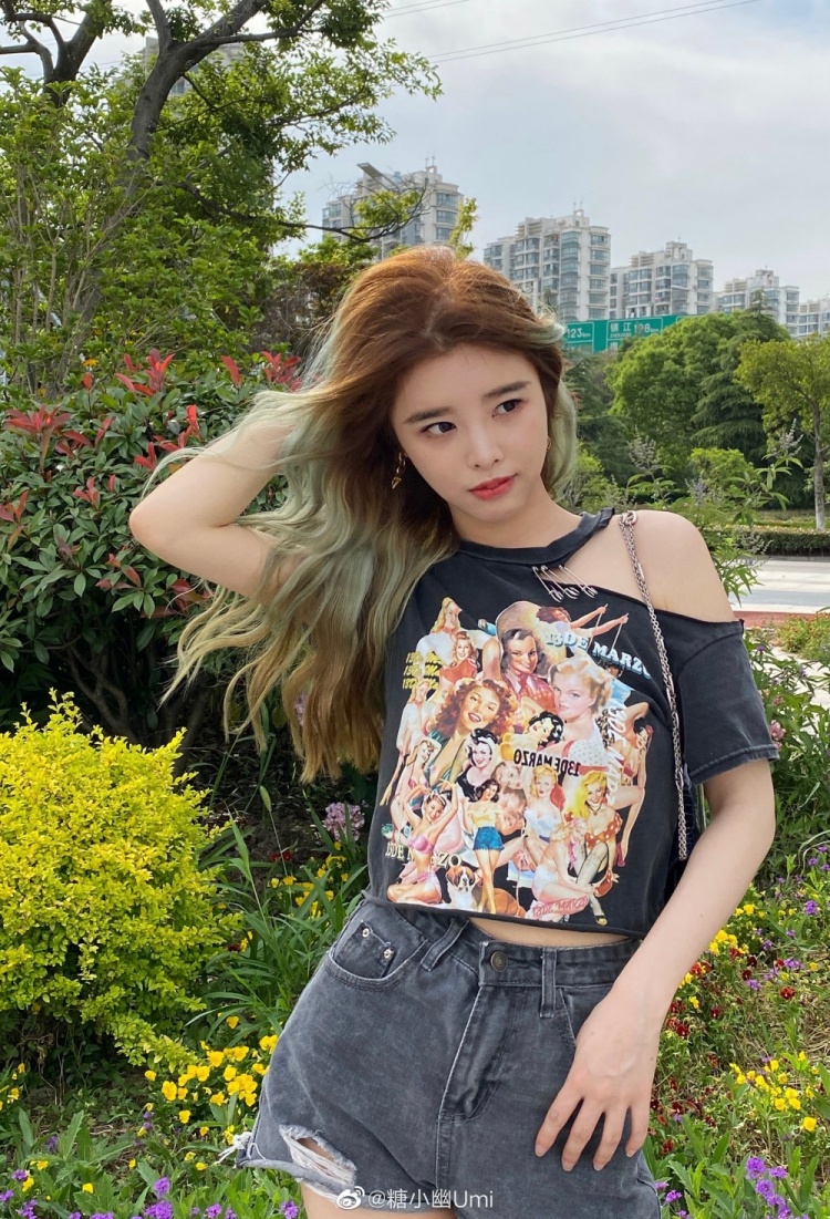 糖小幽微博晒照尝试与草坪融为一体