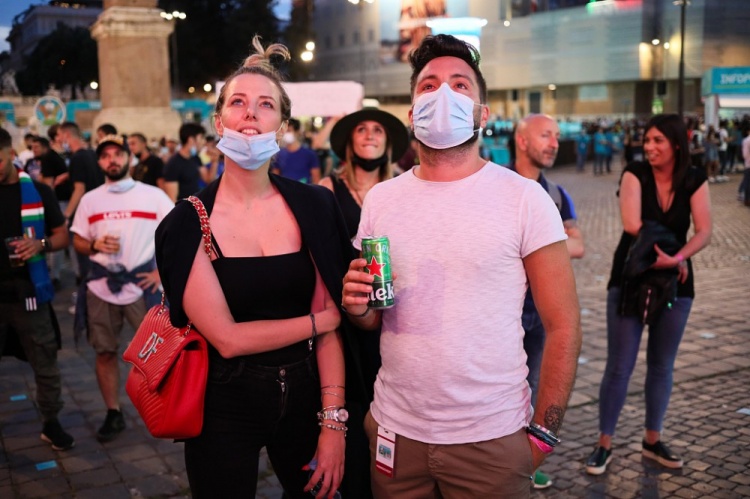 靓丽风景线太太团美女球迷观战助威意大利vs土耳其