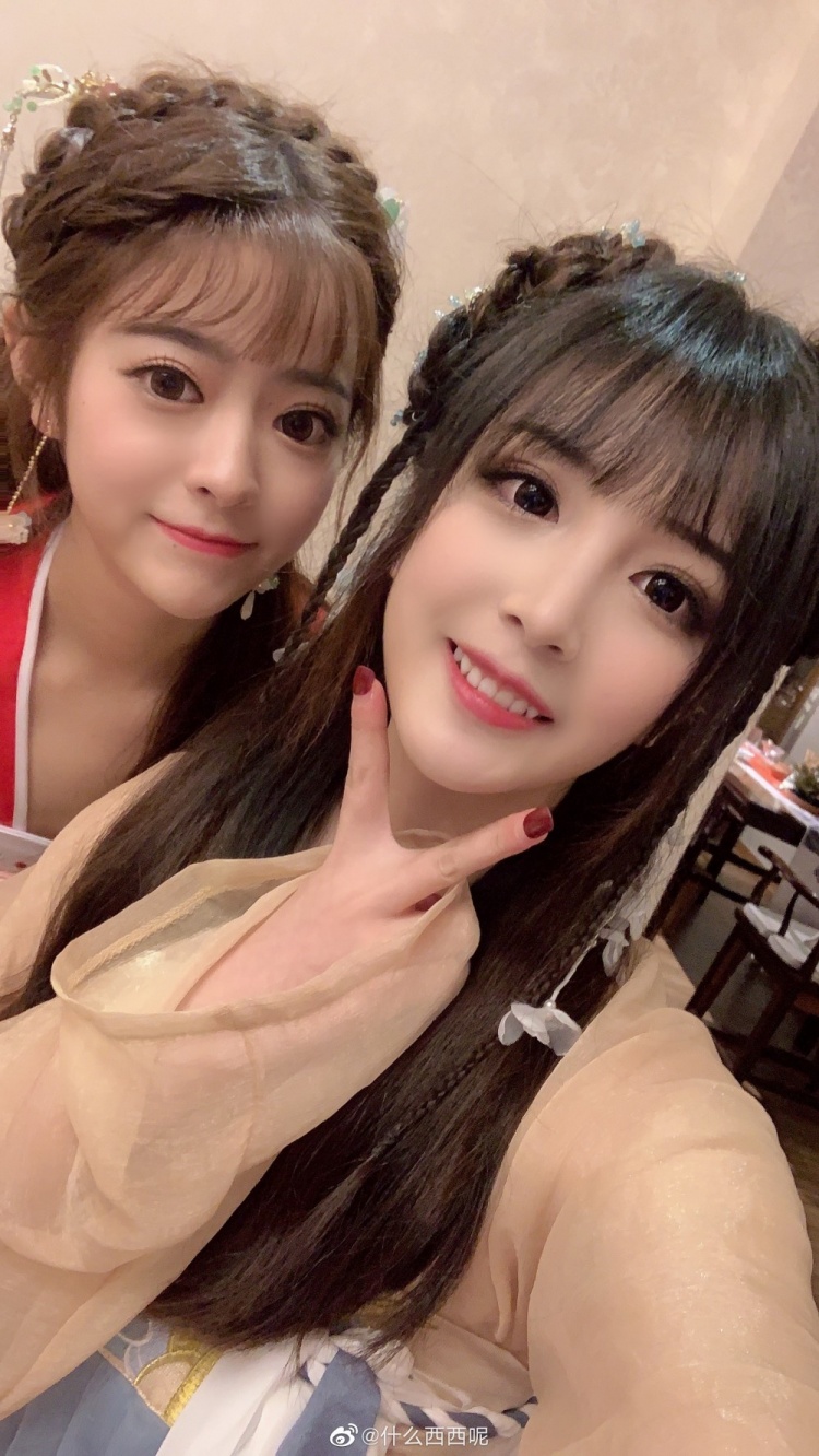 主持西西晒照国风不古小西冲拳