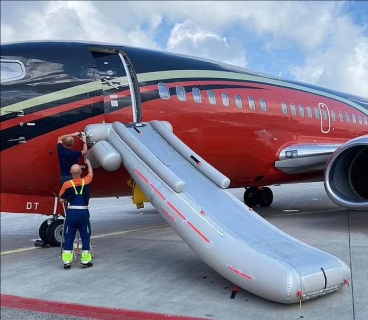 报道,欧洲杯16强战,捷克队将飞往布达佩斯对阵荷兰,但由于飞机充气