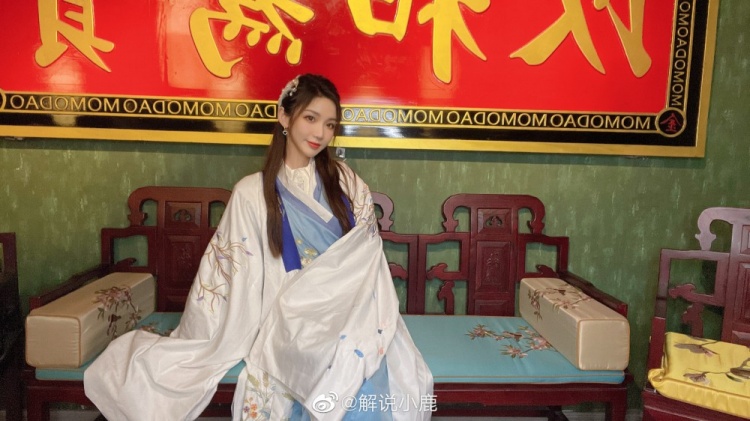 kpl解说小鹿晒古风汉服照休假模式昨天两连本玩儿疯了