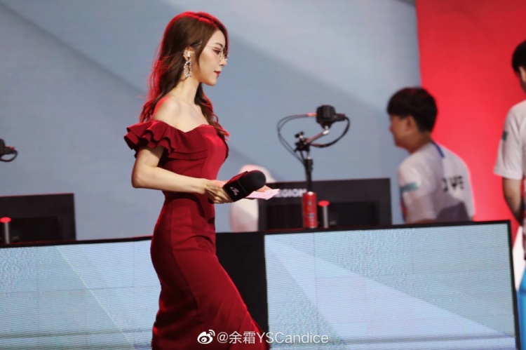 lpl主持人余霜走路带风装作很酷