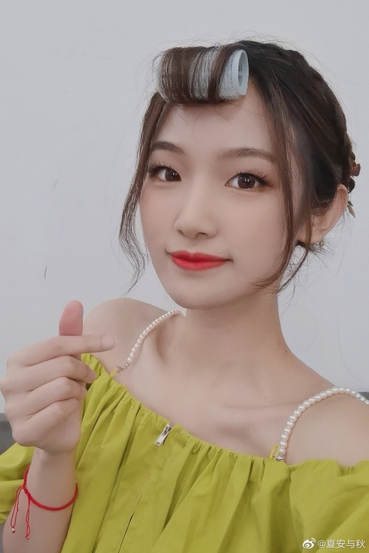 lpl主持夏安晒照新发型get