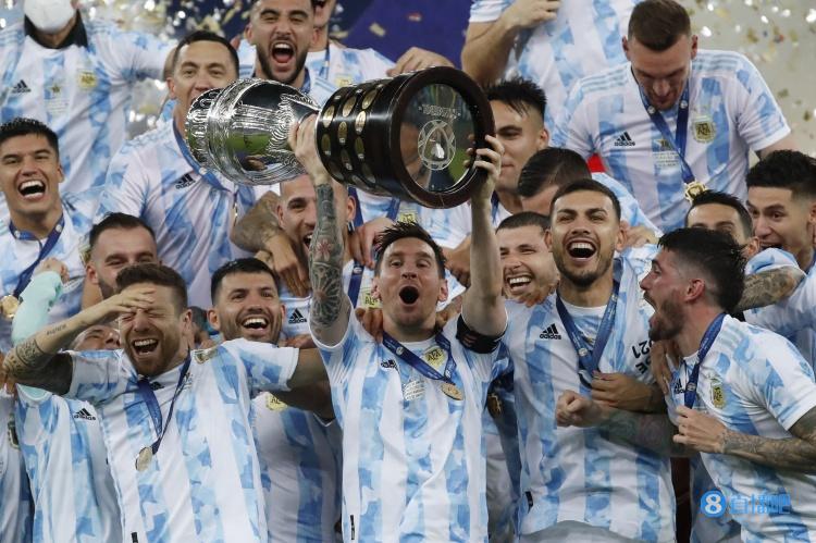 捧杯时刻！梅西率阿根廷捧起美洲杯冠军奖杯-直播吧zhibo8.cc