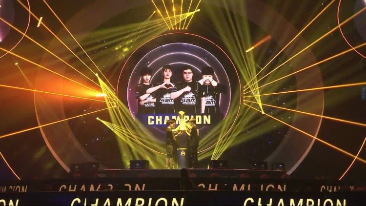 4am夺冠采访godv打了三年第一个杯赛冠军大家都很认真