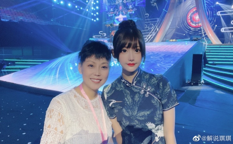 kpl解说琪琪晒照比赛办在家门口真香妈妈来看我了