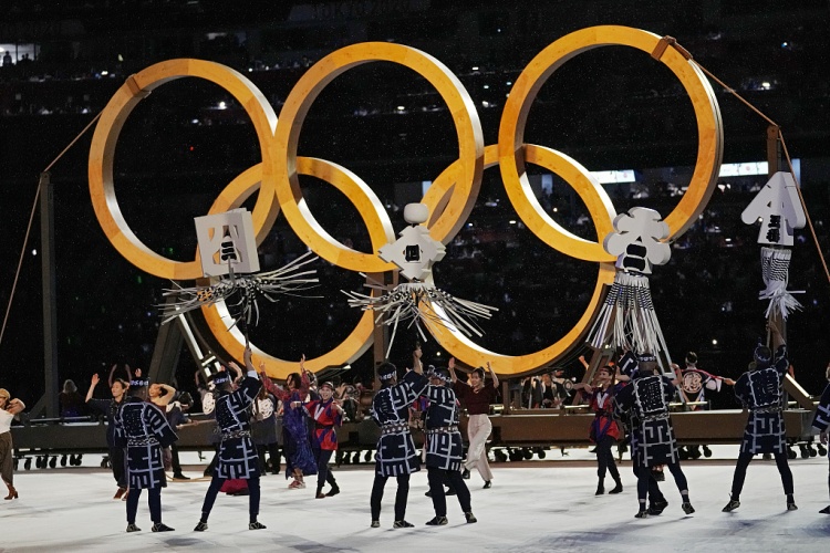东京新增感染病例近三千人 日本首相表示不会停办奥运会