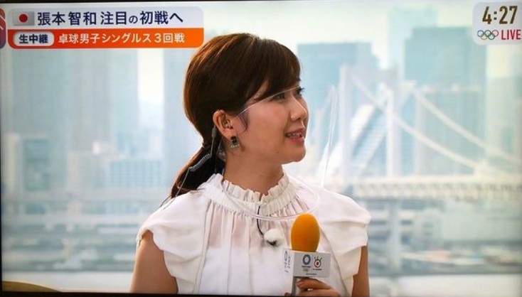 福原爱亮相电视台解说乒乓球比赛笑容依旧甜美