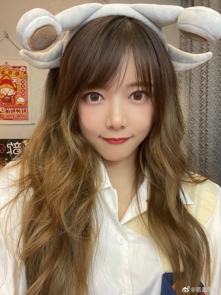 主持骆歆晒照如你所见是个美女