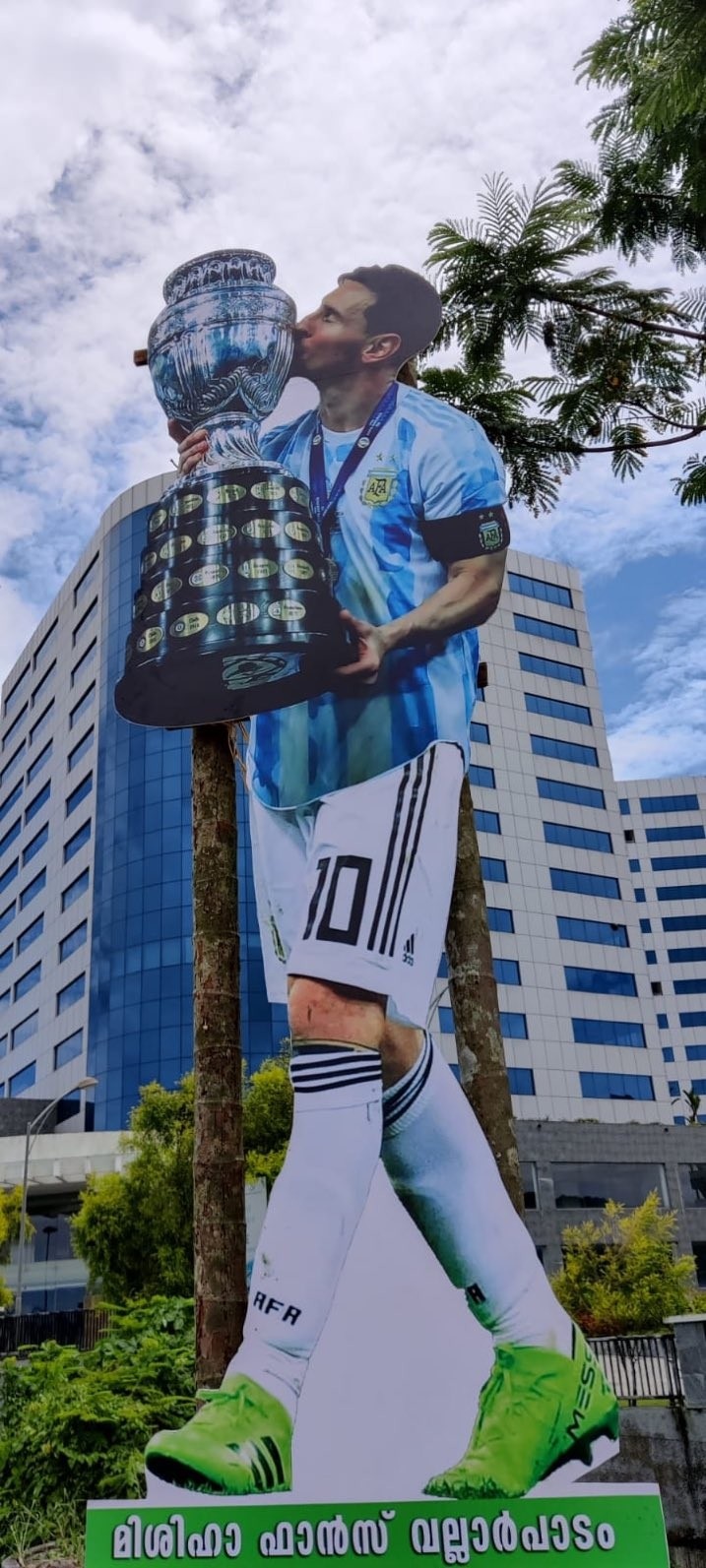 ESPN：印度街头出现巨幅梅西亲吻美洲杯奖杯纸板照