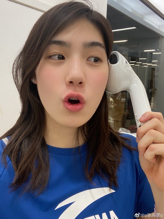 有颜有实力张雨霏单日连斩两枚金牌新蝶后泳池绽放