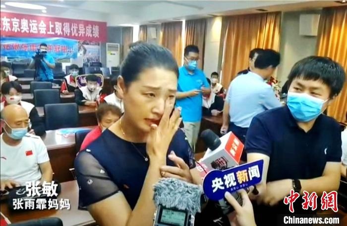张雨霏妈妈张敏看比赛激动关键是第三个50米雨霏顶住