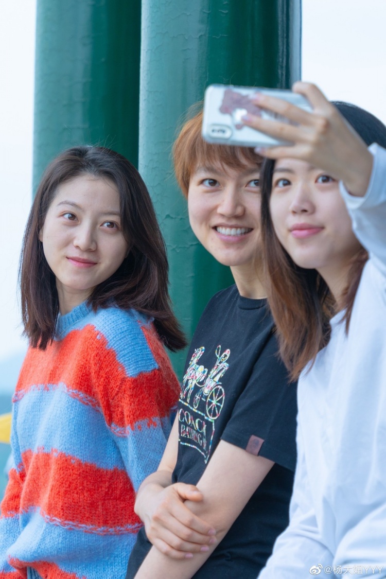 杨倩晒多张照片不知道发什么给大伙看看库存吧