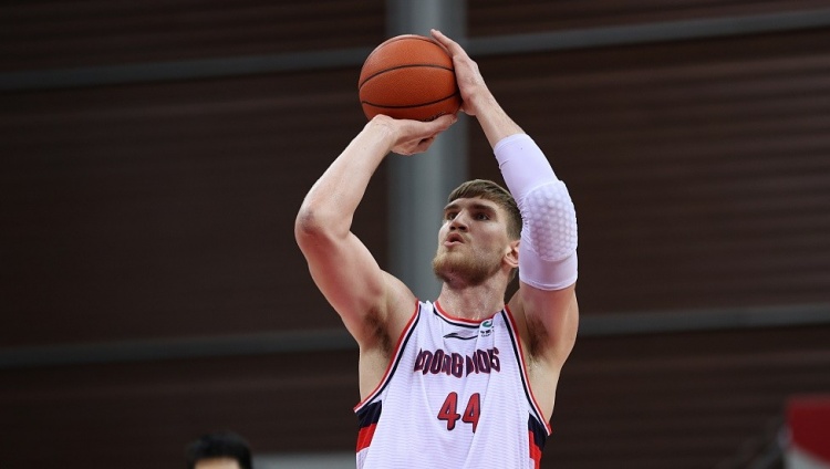 媒体人上赛季效力于广州男篮的哈斯近期将返回cba联赛