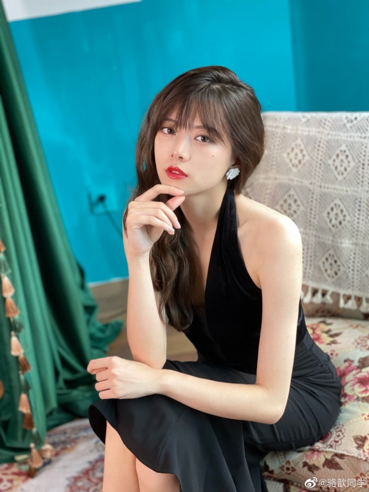 骆歆盛装出席只为七夕与你相约峡谷里