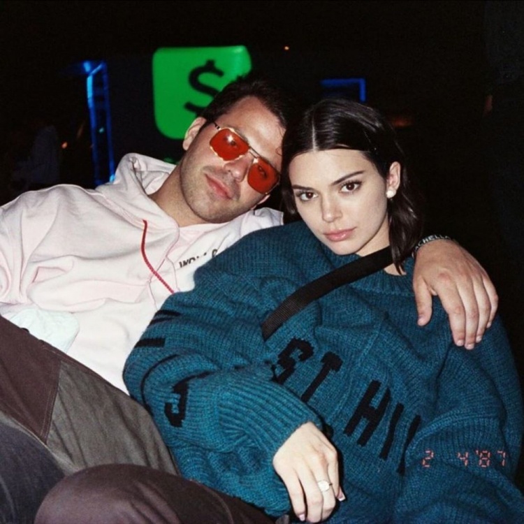 詹娜更新社媒晒与好友亲密合照这是我哥