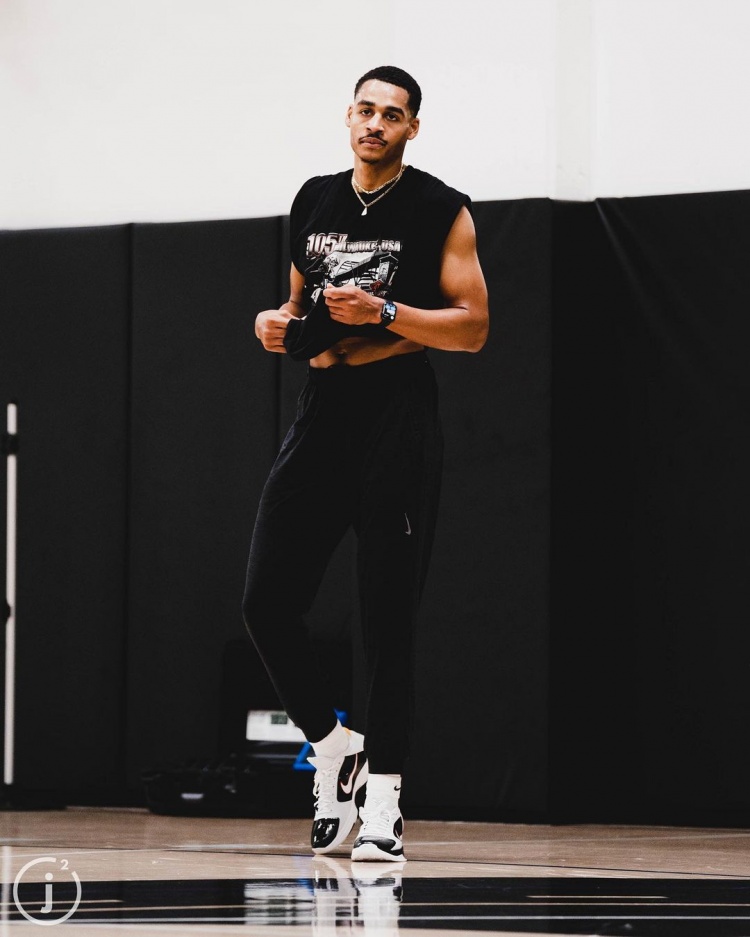 小伙壮实了不少训练师晒勇士后卫普尔训练动态