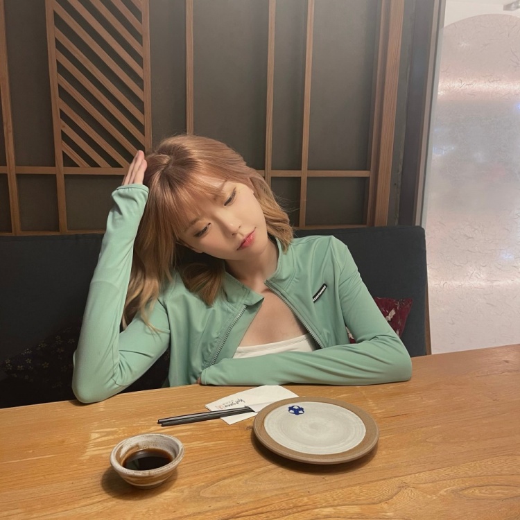 lol特邀嘉宾周淑怡晒照想不出什么文案但你最好给我点赞
