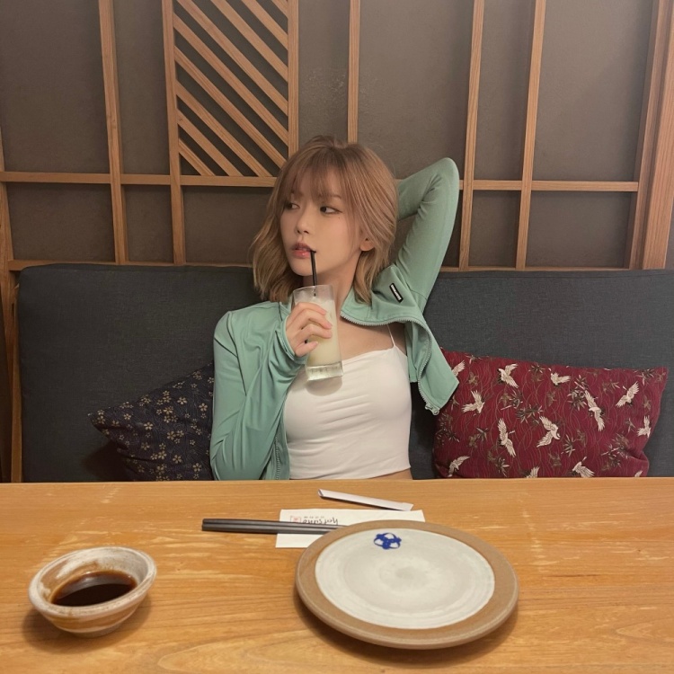 lol特邀嘉宾周淑怡晒照想不出什么文案但你最好给我点赞