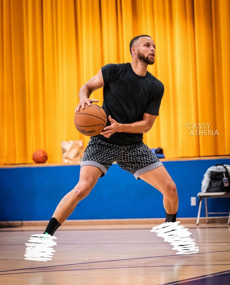 库里训练中再秀勉扣球鞋全部被打码疑似是库里9