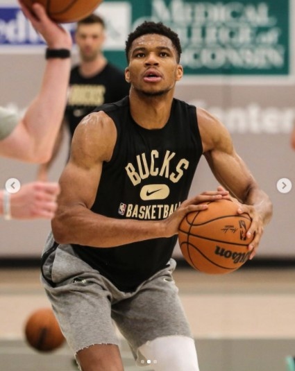 解锁新技能字母哥晒金鸡独立训练照