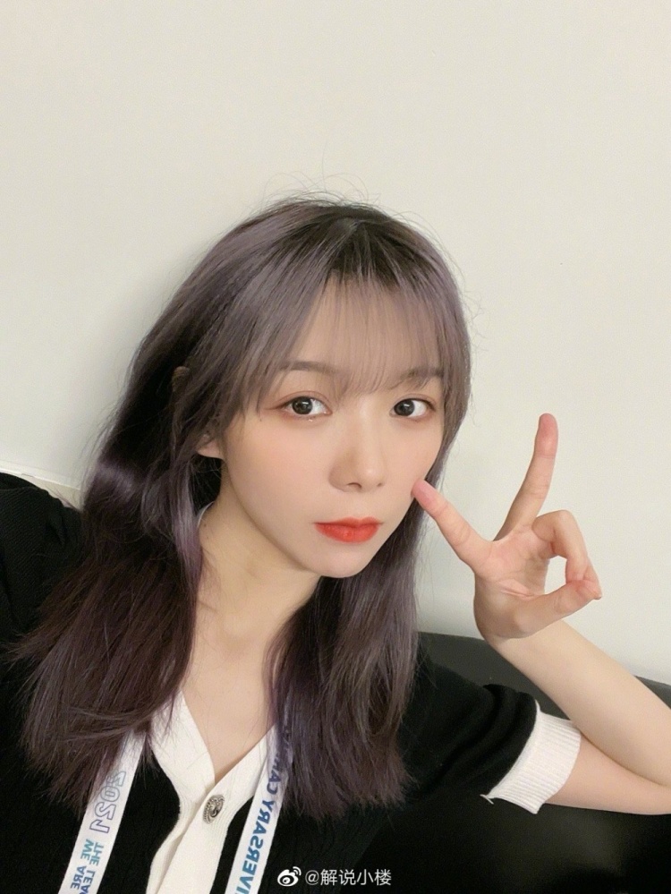 lpl嘉宾小楼晒照当观众的一天头发真是一个光线一个色