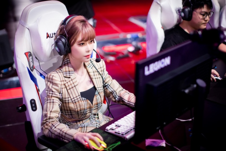 周淑怡uzi五杀的瞬间真的感慨万千从没想过自己可以亲眼见证