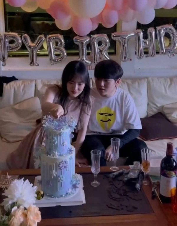 流言板jackeylove在游艇为女友豪华庆生