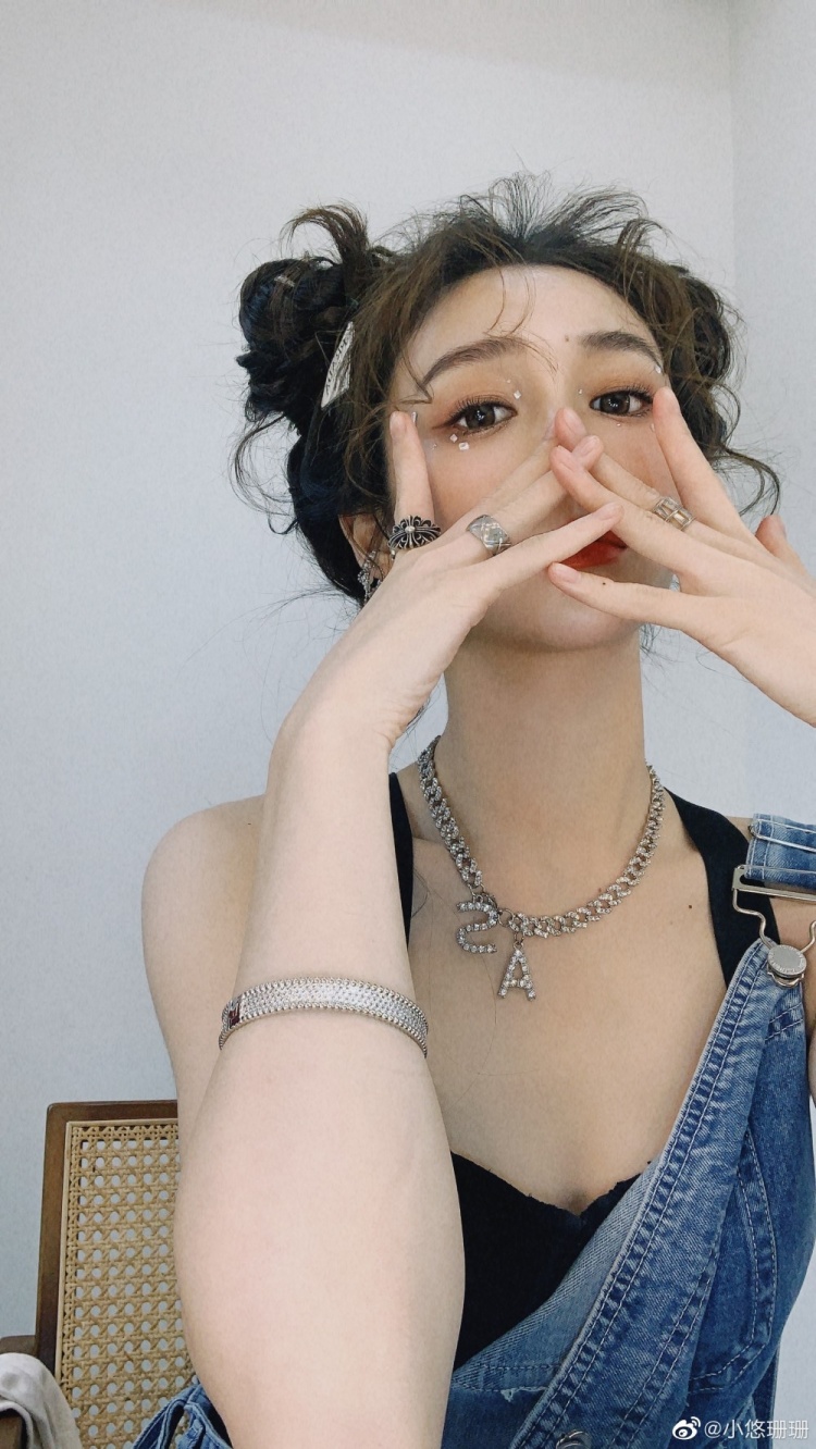 手游主持人小悠晒照今日份工作花絮