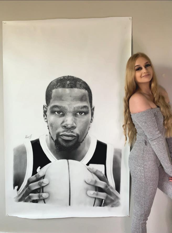 有小帅美女艺术家晒杜兰特素描像