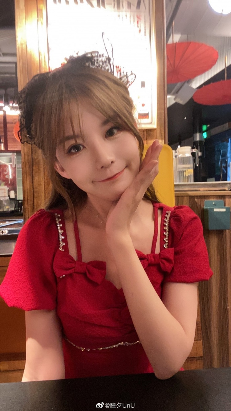 解说瞳夕微博晒照出去吃饭没人陪呢